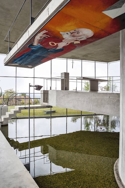 Vista do interior da capela de São Pedro, que conta com uma só coluna em sua estrutura e fachadas de vidro de dupla altura.