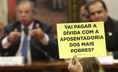 Protesto de opositores durante audiência com Paulo Guedes, na Câmara.