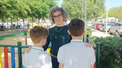 Gema Segarra posa con sus hijos. El menor (a la izquierda) que tiene TDAH, además de altas capacidades, mientras que el mayor tiene hiperactividad y déficit de atención. 