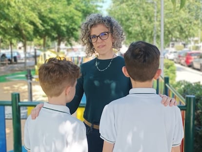 Gema Segarra posa con sus hijos. El menor (a la izquierda) que tiene TDAH, además de altas capacidades, mientras que el mayor tiene hiperactividad y déficit de atención.