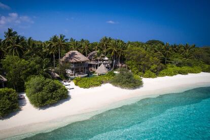 'No news, no shoes'. Éste es el lema de este hotel-ínsula perdido entre los miles de atolones que conforman las Maldivas. Cada cabaña dispone de una playa privada, un vestidor colonial, un dosel de gasas y una terraza de madera imputrescible, amén de lujos incontenibles en el baño. De noche, unos pétalos dibujan estelas y agasajos sobre la cama. Isla de Kunfunadhoo (Maldivas). Teléfono: +960 660 0304. www.soneva.com