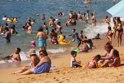 Baja California Sur tiene la mayor tasa de contagios activos de covid en México: con 197 casos por cada 100.000 habitantes, más de 13 veces por encima de la tasa nacional. En la imagen, turistas en la playa de Acapulco, Guerrero.