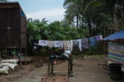 “Ante el silencio y falta de interés de los medios de comunicación así como de la ausencia de toma de decisiones de la comunidad internacional, los rohingya han sido condenados a una existencia sombría y a vivir abandonados a su suerte en campos de desplazados. Durante mi tiempo dentro de los campamentos, no presencie en ningún momento regímenes de ayuda humanitaria de carácter nacional o internacional”.