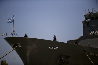Triputalantes del ARA Patagonia trabajan en la cubierta después de su llegada a la Base Naval de Mar de Plata, el 26 de noviembre.