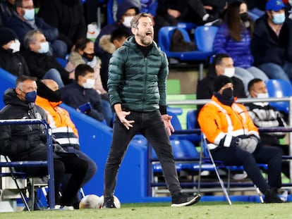 El entrenador del Getafe, Quique Sánchez Flores, durante el encuentro ante el Granada de LaLiga Santander.