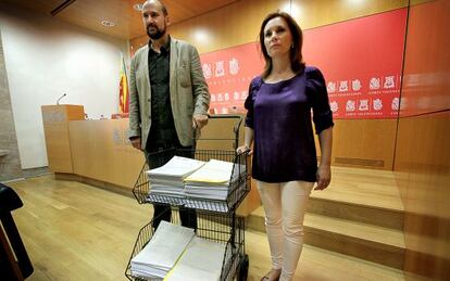 Los diputados socialistas Eva Mart&iacute;nez y Josep Moreno, con la documentaci&oacute;n de la F&oacute;rmula 1 que aportar&aacute;n a la fiscal&iacute;a.