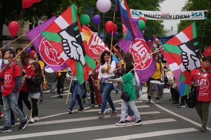 Varias personas portan banderas de los sindicatos durante la manifestación por el Día Internacional de los Trabajadores en Bilbao.