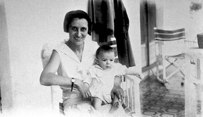 Imagen de archivo sin fecha, publicado por la Agencia Nacional de Información de Cuba (AIN) que muestra a Celia de la Serna con su hijo Ernesto Guevara de la Serna.