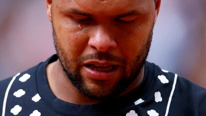 Jo-Wilfred Tsonga llora durante su despedida, el martes tras caer frente a Ruud en la Chatrier.