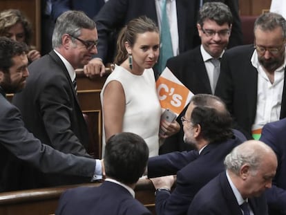 Los diputados de Ciudadanos saluda a Rajoy, el pasado 31 de agosto.