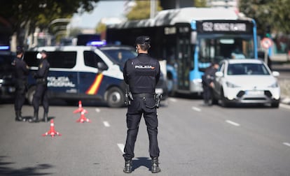 Un agente de la Policía Nacional, durante un control de movilidad en Madrid, este martes.