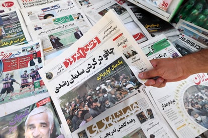 Portada del diario iraní 'Vatan-e Emrooz' del sábado, con el titular: "Un cuchillo en el cuello de Salman Rushdie".