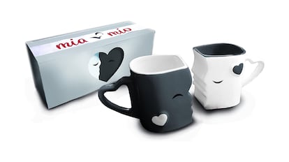 Tazas para parejas con diseño de beso, dos colores