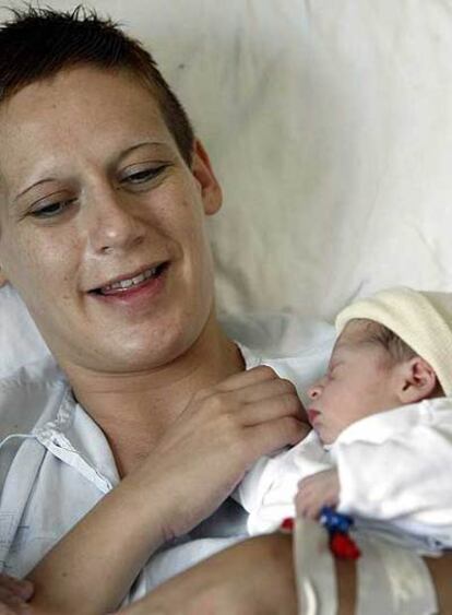 Cristina Jasán y su hija Daniela, en el hospital el 13 de septiembre de 2006.