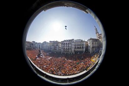 Imagen del inicio de las fiestas de Vitoria con la imagen de Celedón hacia el cielo.