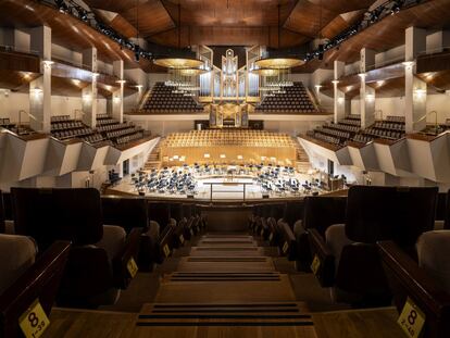 <b>Auditorio Nacional de Música de cámara, antes que sinfónica.</b> Los atriles esperan. El órgano que preside el aforo en el centro del recinto gana en proporción. El eco que recorre la sala sinfónica del Auditorio Nacional de España en Madrid resiste los poros de su propio silencio entre las penumbras de sus tribunas intercaladas que circundan el escenario. Los diferentes ciclos han cancelado temporadas. Y lo programado a partir del otoño se reducirá. El Auditorio, que depende del Instituto Nacional de Artes Escénicas y de la Música, irá reabriendo para conciertos de cámara, música barroca, solistas; el mundo sinfónico de las grandes orquestas tendrá que esperar, aunque la Nacional de España (OCNE) prepara actuaciones desde este escenario en 'streaming', sin público.