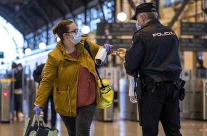 Comienza la distribución de mascarillas en estaciones de tren, cercanías, metros y autobuses a las personas que emplean el transporte público para acudir a sus puestos de trabajo en el primer día laborable tras la Semana Santa, este martes en Valencia.