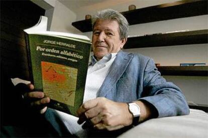 El editor Jorge Herralde, con su nuevo libro de memorias.