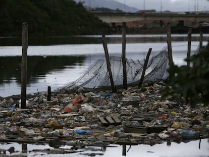 Barrera de contención para contener la basura procedente de la Bahía de Guanabara