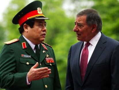 Leon Panetta charla con su homólogo vietnamita Phung Quang Thanh en Hanoi.