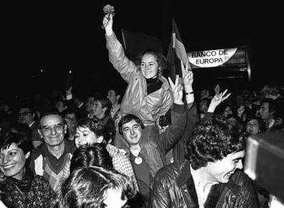 Celebración popular de la victoria del PSOE frente al hotel Palace, en Madrid, donde estaba Felipe González.