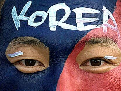 Aficionado coreano con la cara pintada