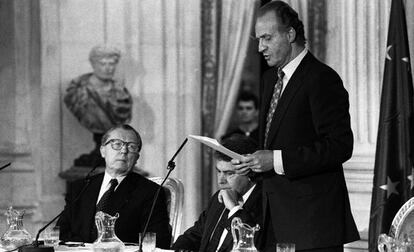 Conmemoración del 10º aniversario de la entrada de España en la Comunidad Europea (1996). En la foto, Juan Carlos I pronuncia un discurso en el Palacio Real de la plaza de Oriente, ante la presencia del ex presidente de la Comisión, Jacques Delors, y de Felipe González.