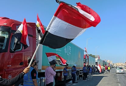 Convoy egipcio con ayuda humanitaria espera en la frontera de Rafah para acceder a Gaza.  