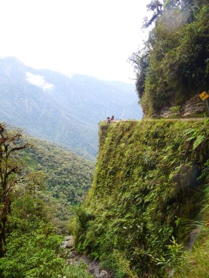 Ciclistas al borde de un precipicio en el camino de Yungas (Bolivia).