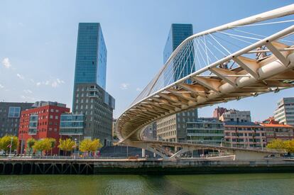 Vista del complex d'edificis Isozaki Atea a Bilbao.