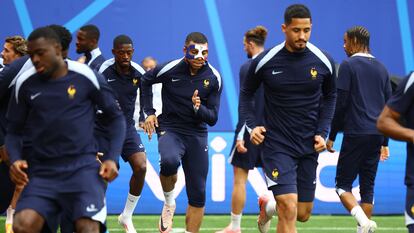 Kylian Mbappé, enmascarado, durante el entrenamiento de Francia, este jueves en Leipzig.