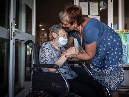 Amelia, una residente de 83 años con Alzhéimer, recibe las muestras de cariño de su hija en la Residencia de Mayores de la Canyada en Paterna (Valencia).