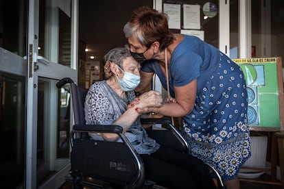 Amelia, una residente de 83 años con Alzhéimer, recibe las muestras de cariño de su hija en la Residencia de Mayores de la Canyada en Paterna (Valencia).