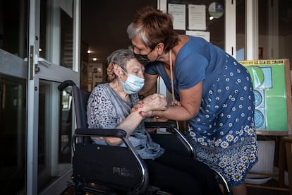 Amelia, una residente de 83 años con Alzhéimer, recibe las muestras de cariño de su hija en la Residencia de Mayores de la Canyada en Paterna (Valencia).