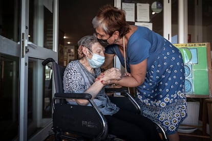 Primer contacto físico entre residentes y familiares en Valencia, tras las medidas restrictivas el pasado 17 de septiembre.