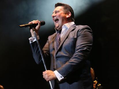 Tony Hadley durante su actuaci&oacute;n en Barcelona.