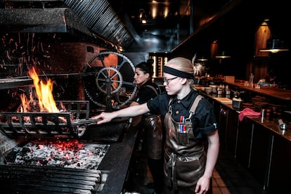 Irene Nan y Julieta Monet, juntas en la parrilla de Piantao Chamberí, donde ejercen de jefa de cocina y parrillera, respectivamente. 