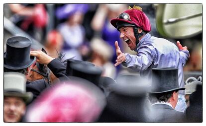 El jockey Frankie Dettori celebra la victoria junto a su caballo 'Baitha Alga' después de ganar la carrera Norfolk Stakes, para caballos de dos años de edad, durante el tercer día de la Royal Ascot, 19 de junio de 2014.