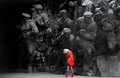 Las imponentes figuras de la foto guardan la entrada al Callejón de las Ciudades Heroicas, un espacio esculpido en alto relieve donde se narra la defensa que los soldados y habitantes de Kiev hicieron en 1941 frente a la invasión alemana (27 millones de habitantes de la antigua URSS murieron luchando contra los nazis en la Segunda Guerra Mundial, entre 1939 y 1945). Las esculturas, de hierro fundido y estéticamente adscritas al realismo socialista, forman parte de un plan concebido por el escultor soviético Yev­geny Vuchetich (que coordinó a un equipo de escultores de Kiev y de Moscú). La zona, inaugurada en 1981, es hoy el Museo de la Guerra de Kiev, un conjunto de museos y edificios de estilo brutalista en una colina sobre el río Dniéper. En lo alto de esta colina se alza el monumento a la madre patria, una escultura de acero inoxidable de 62 metros de altura y 530 toneladas de peso de Yevgeny Vuchetich (1908-1974).