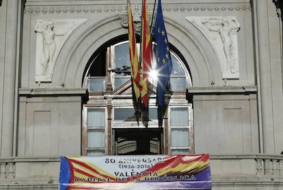 L'Ajuntament de València ha penjat al balcó una pancarta amb motiu del 80è aniversari de València com a capital de la República (1936-2016).
