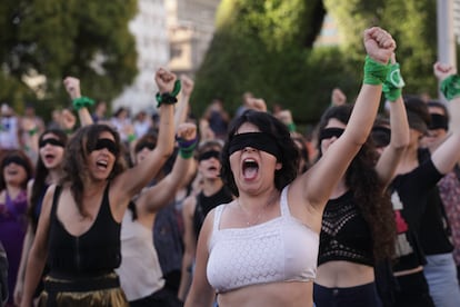 Un grupo de mujeres protesta con el lema de 'Un violador en tu camino' en Buenos Aires