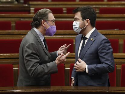 El presidente de la Generalitat, Pere Aragonès, junto al conseller de Economía, Jaume Giró (i), durante la segunda jornada del Parlament. EFE/Andreu Dalmau.