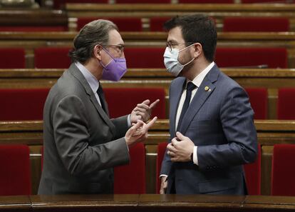 El presidente de la Generalitat, Pere Aragonès, junto al conseller de Economía, Jaume Giró (i), durante la segunda jornada del Parlament. EFE/Andreu Dalmau.