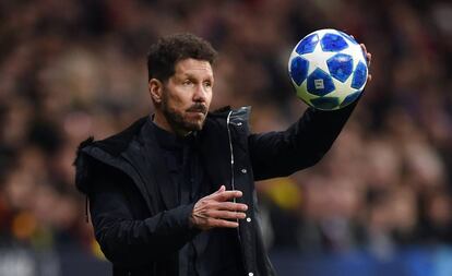 Simeone agarra el balón durante el Atlético-Borussia Dortmund (2-0).