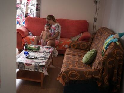 Eli y su hija viven en el &uacute;nico bloque ocupado por la PAH en Barcelona. 