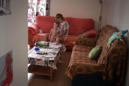 Eli i la seva filla viuen en l'únic bloc ocupat per la PAH a Barcelona.