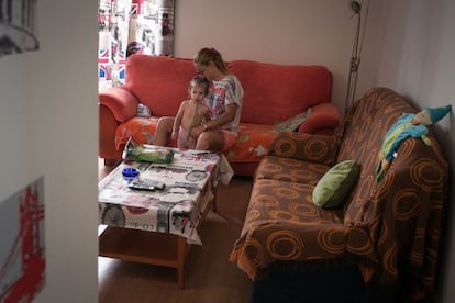 Eli y su hija viven en el único bloque ocupado por la PAH en Barcelona.