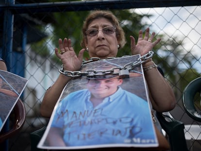 Una mujer protesta afuera de la prisión de El Chipote en Managua, en 2018.