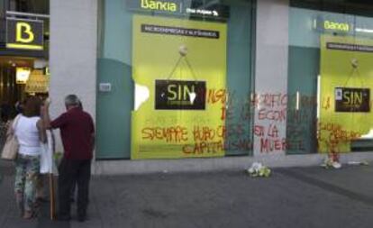 Pintada en una sucursal de Bankia durante una marcha no autorizada de "indignados", convocada a través de las redes sociales el pasado 16 de junio. EFE/Archivo