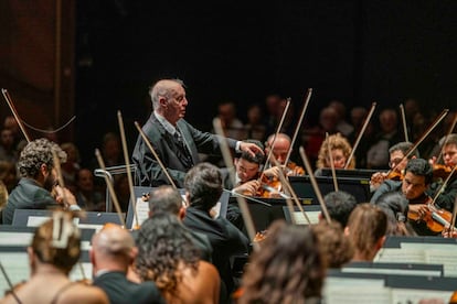 Daniel Barenboim dirige a la Orquesta del Diván de Oriente y Occidente en la Grosses Festspielhaus de Salzburgo el viernes por la tarde. Fotografía cedida por el Festival de Salzburgo